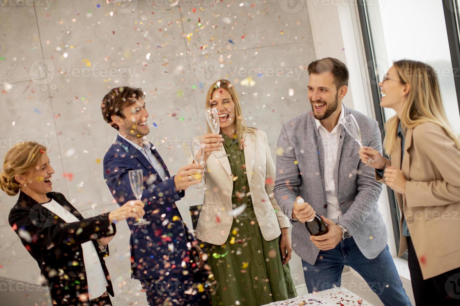 grupo de empresarios celebrando y brindando foto