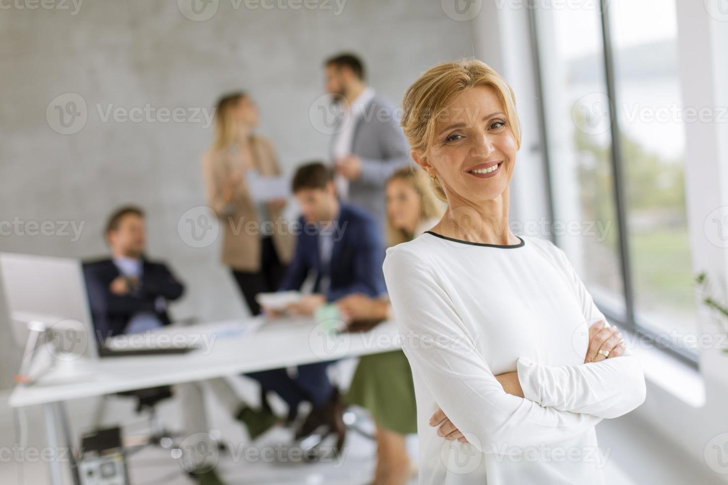 mujer frente a una reunión de negocios foto