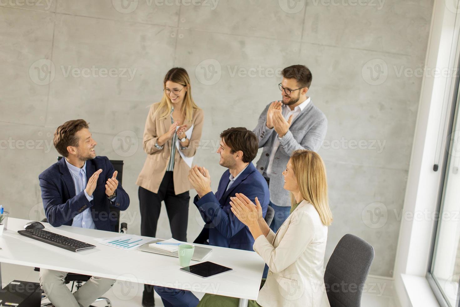 grupo de profesionales aplaudiendo foto