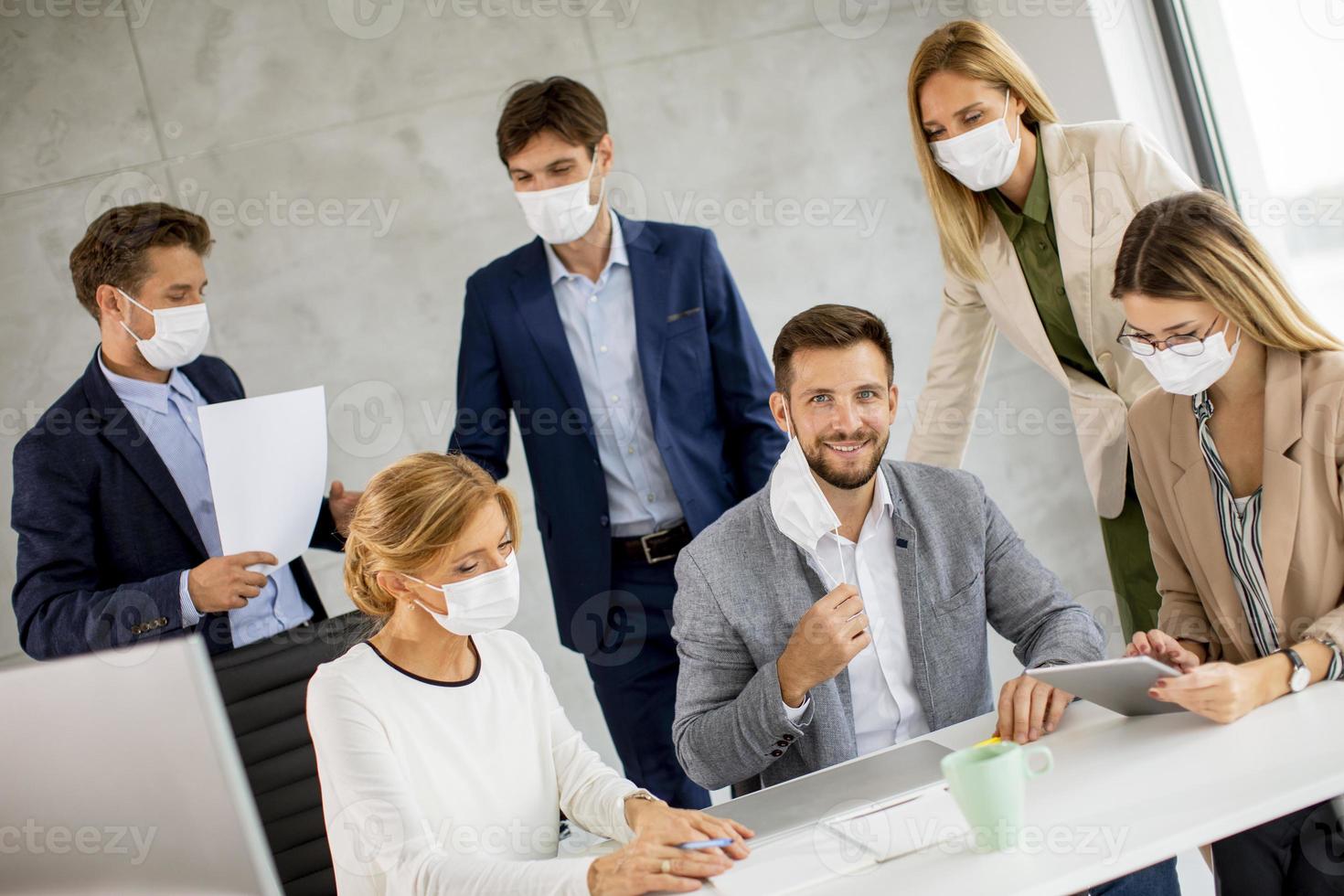 hombre sin máscara en reunión foto