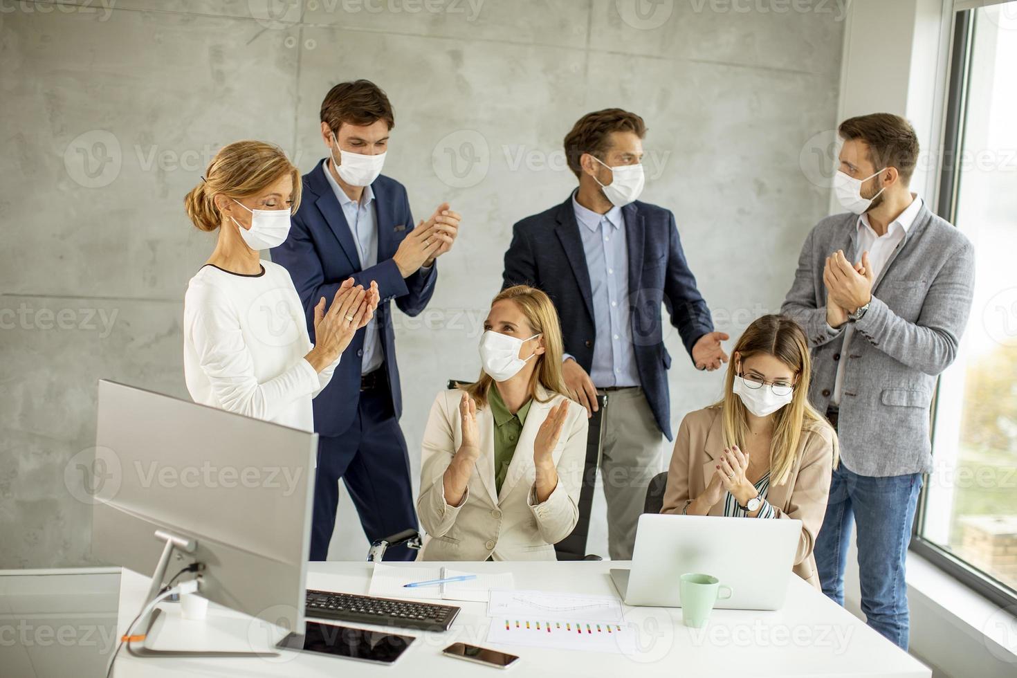 grupo de empresarios con máscaras foto