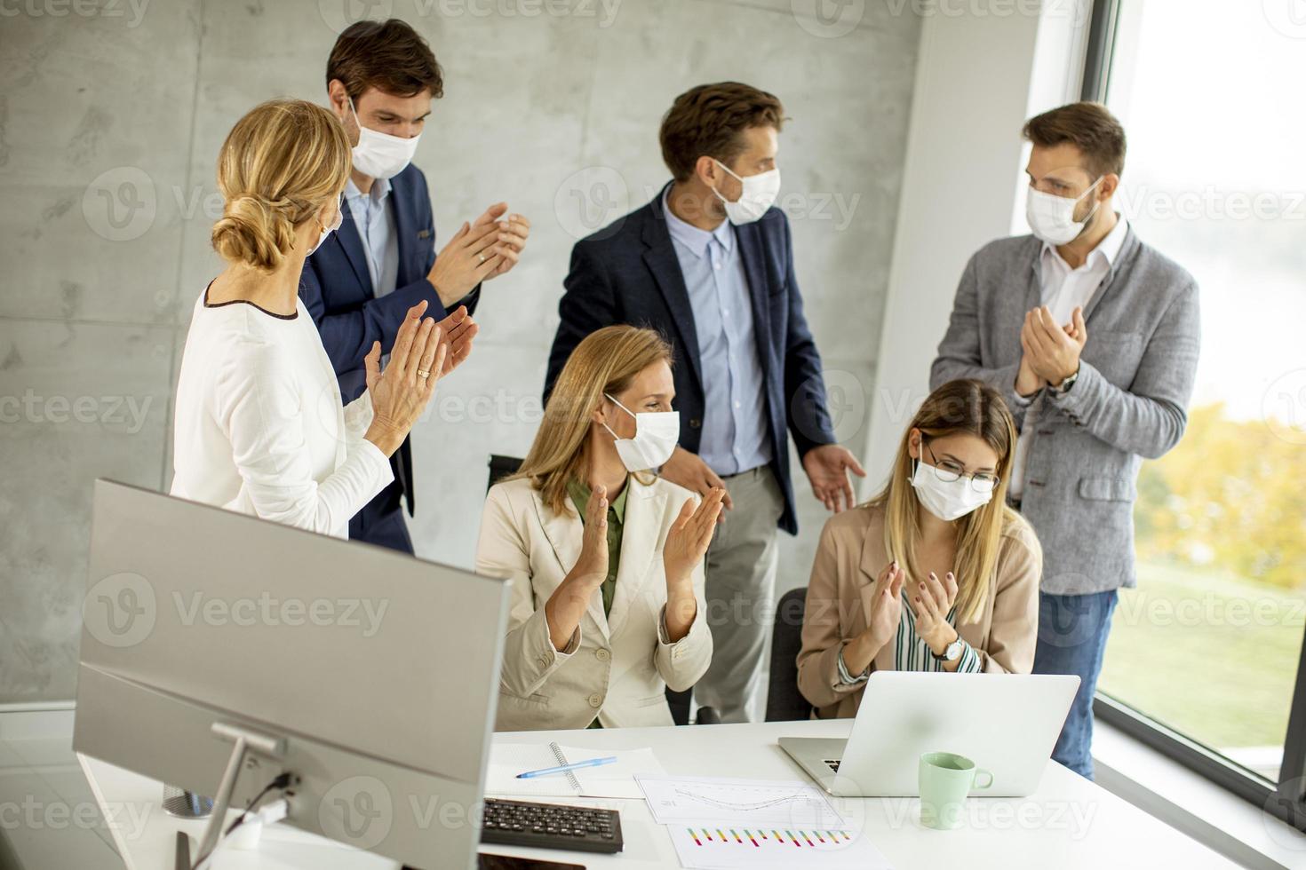 profesionales en mascarillas foto