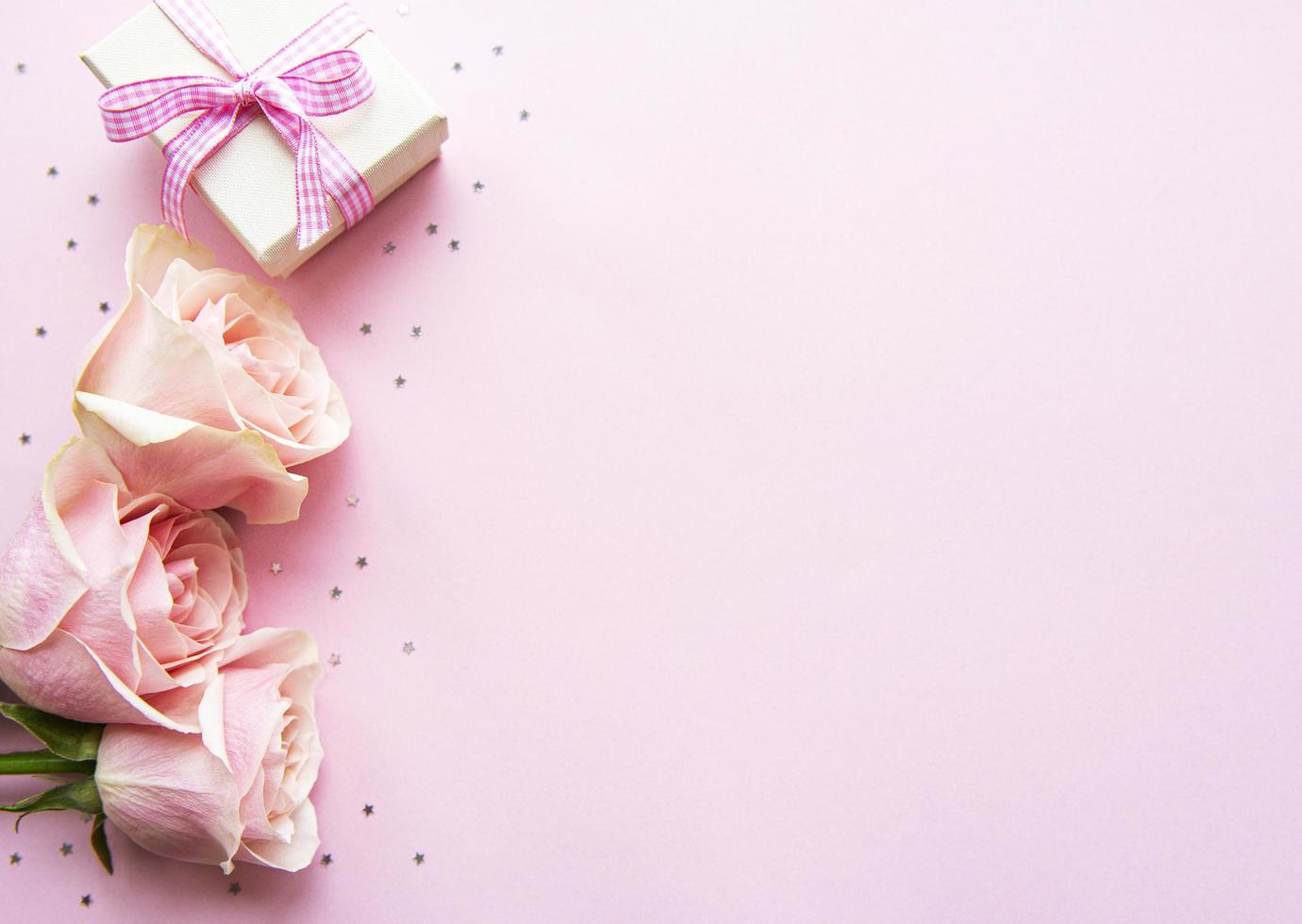 caja de regalo y rosas rosadas foto
