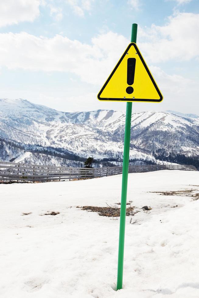 señal de prohibición en una montaña nevada foto