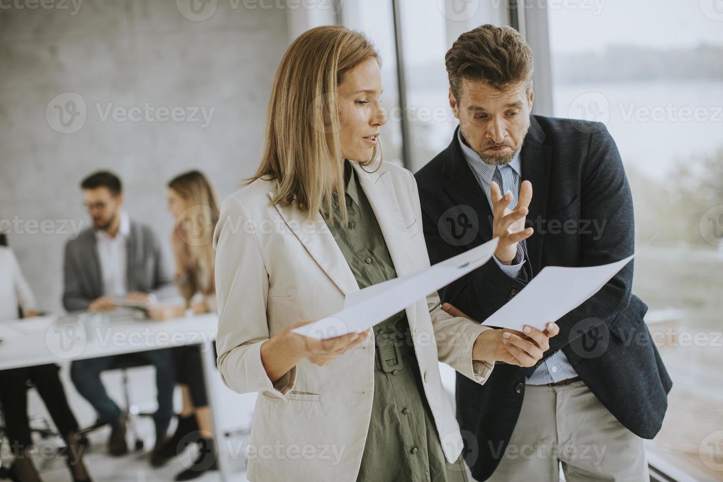 profesionales revisando documentos foto