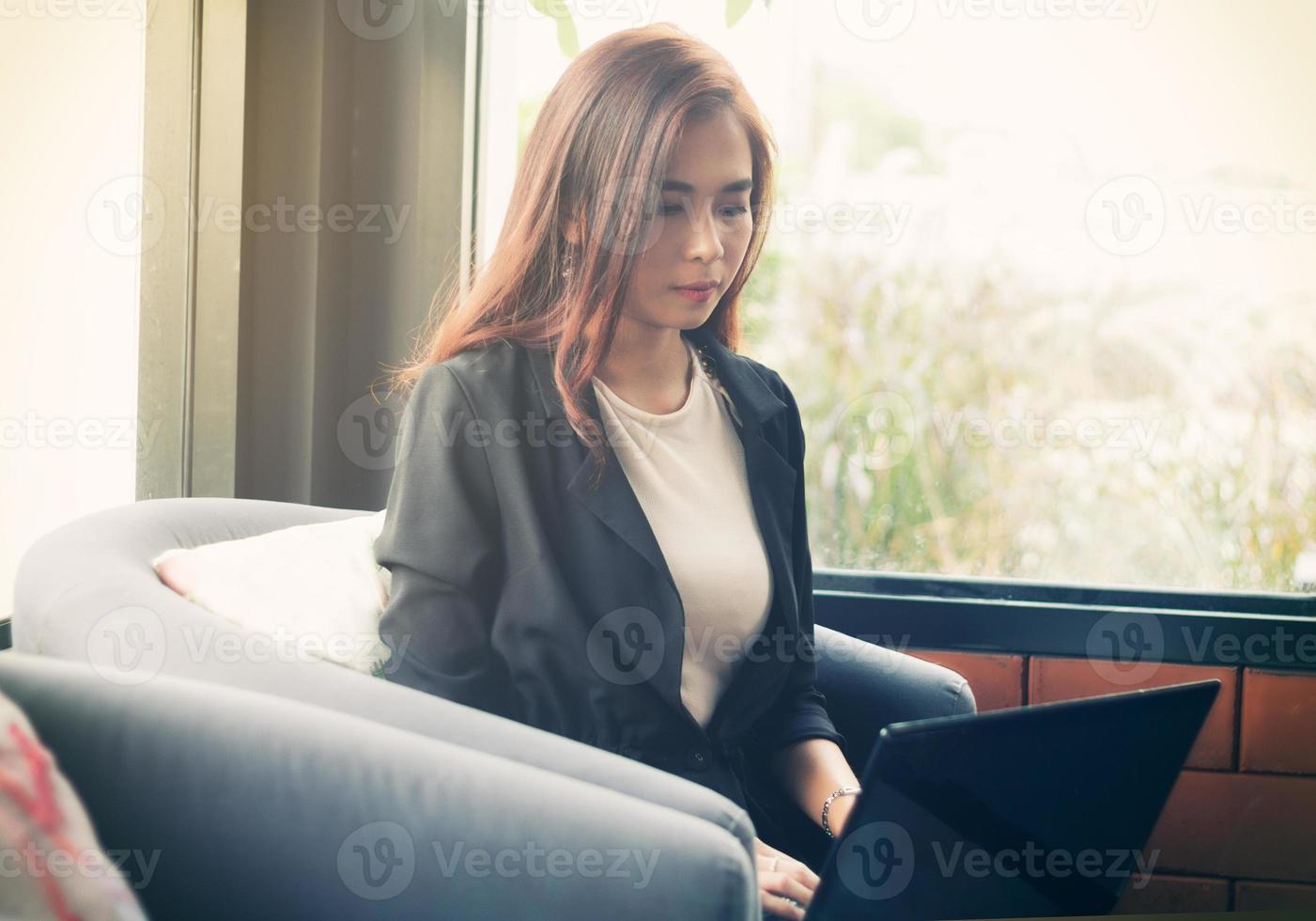 mujer de negocios asiática usando laptop foto