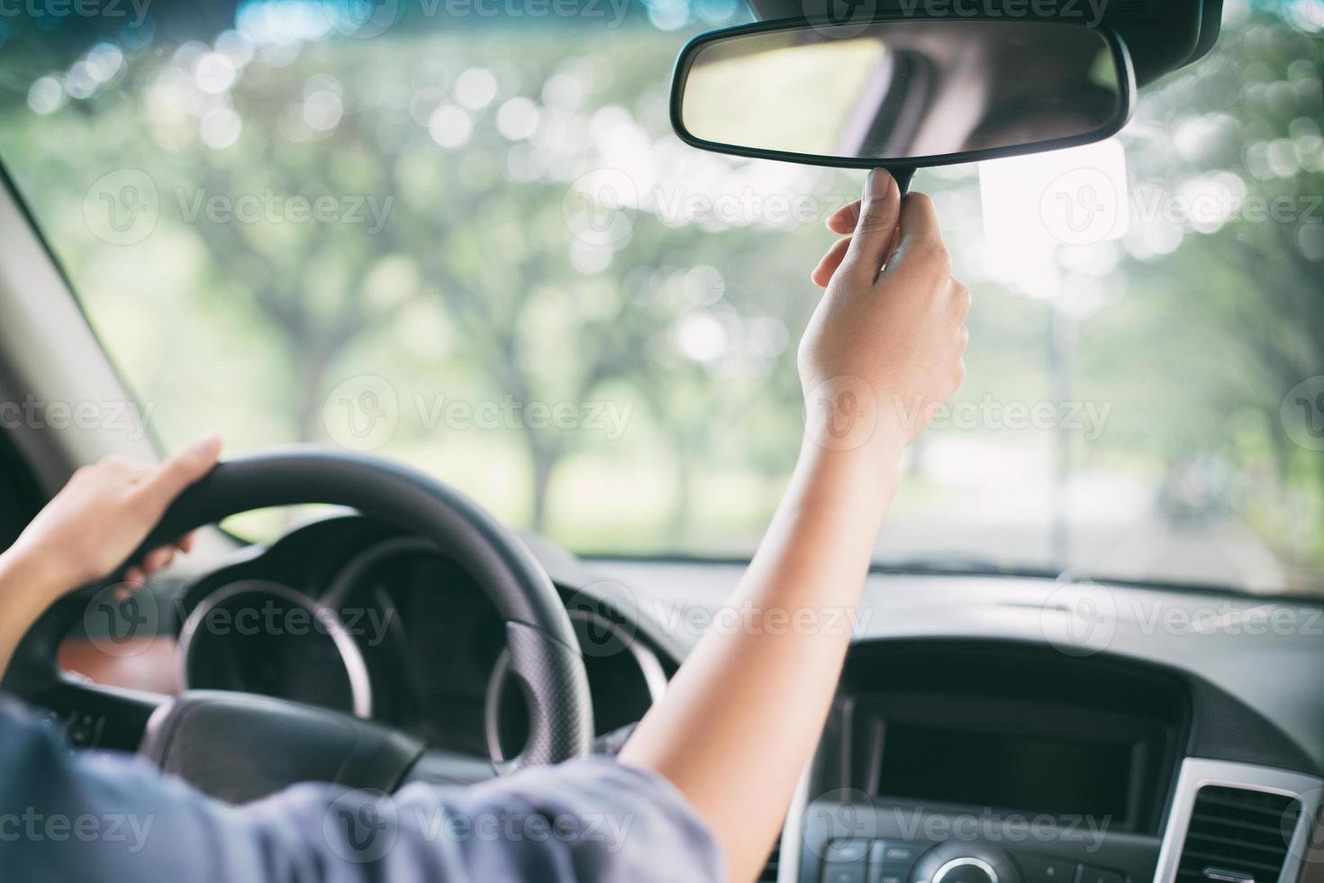 persona que ajusta el espejo retrovisor del coche foto