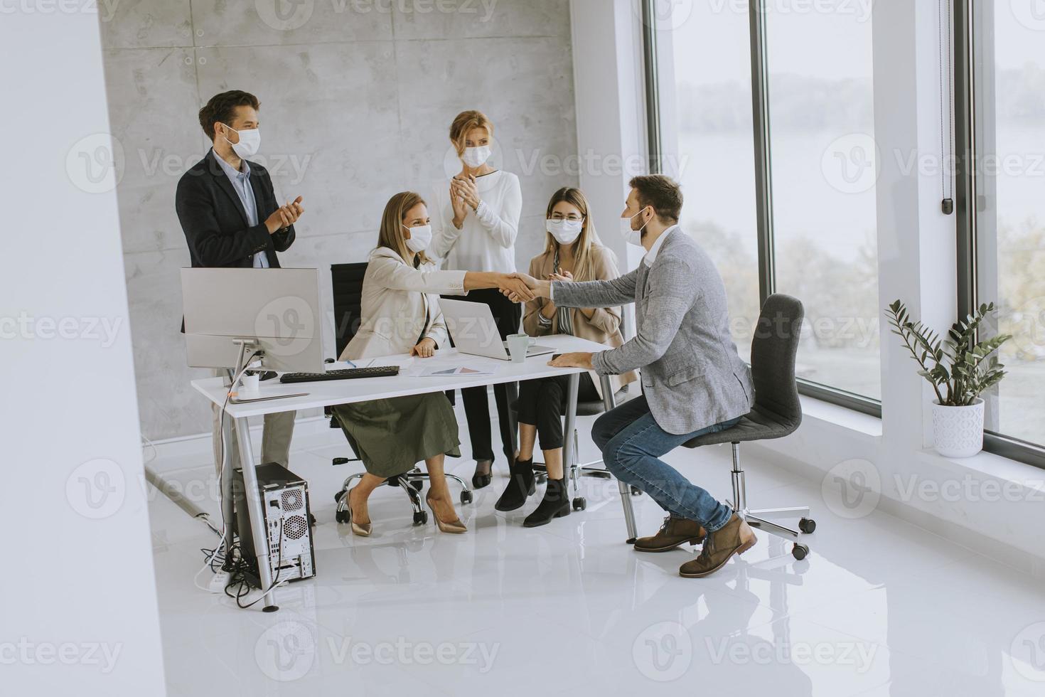 reunión de grupo con máscaras puestas foto