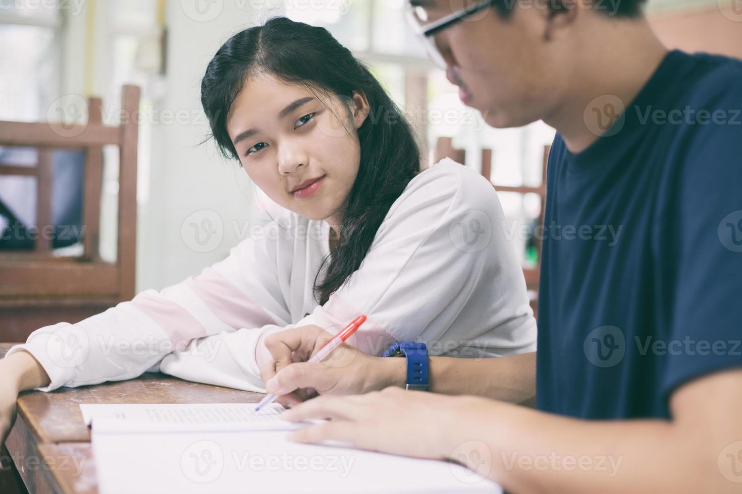 dos estudiantes asiáticos estudiando foto