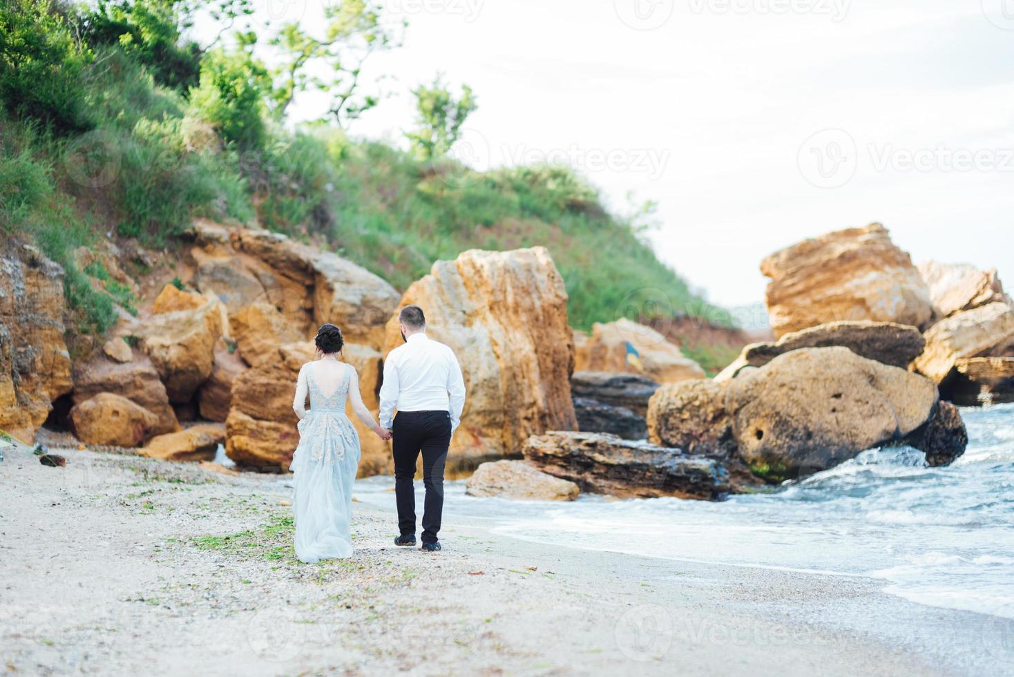 misma pareja con una novia con un vestido azul a pie foto