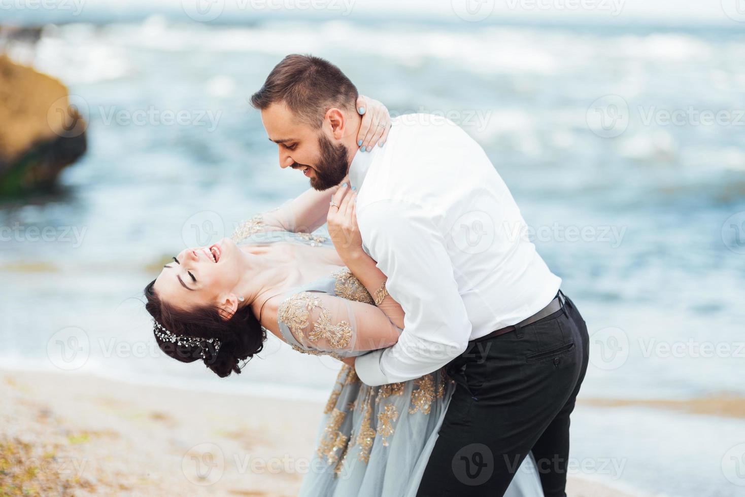 misma pareja con una novia con un vestido azul a pie foto