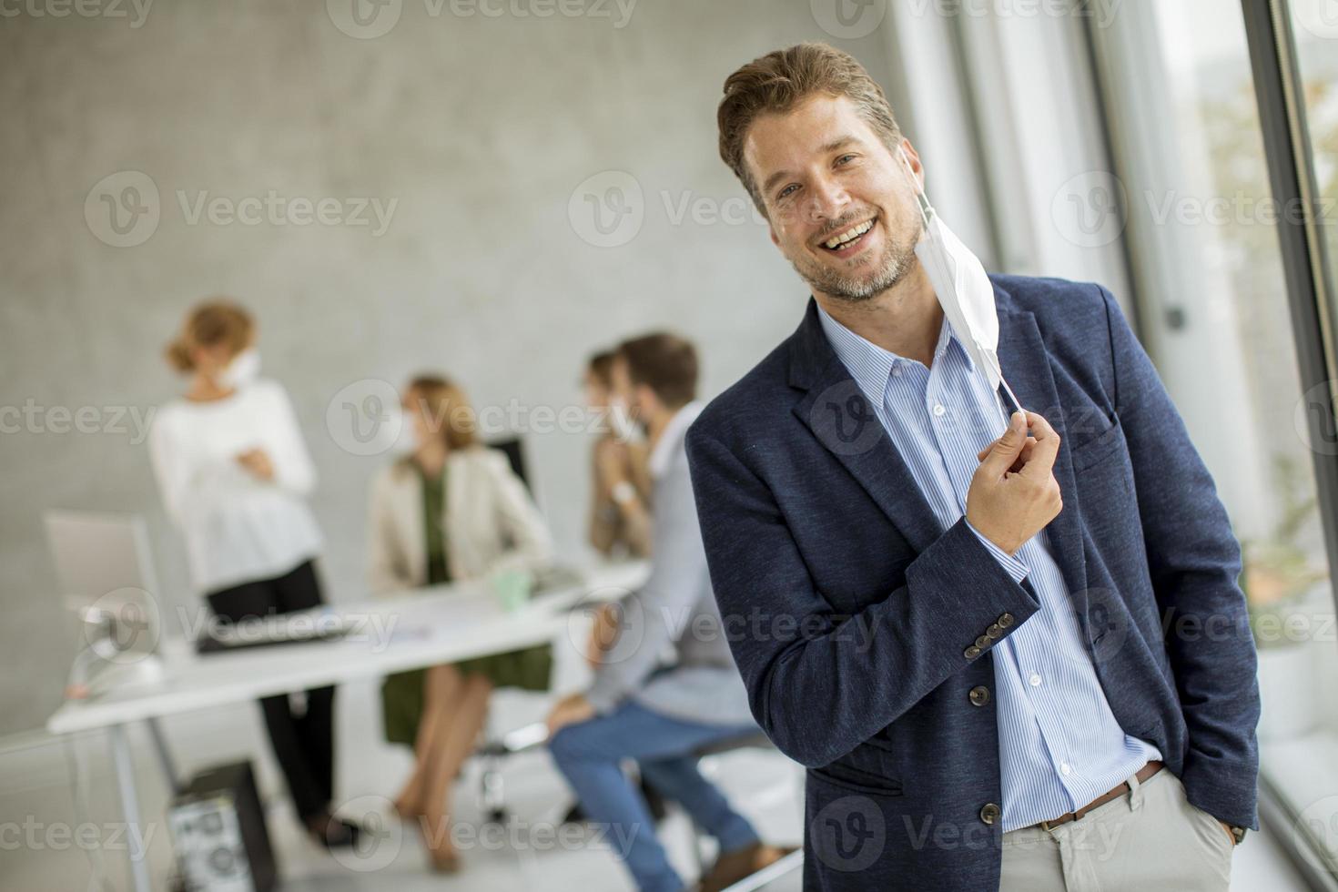 hombre sonriendo y quitándose la máscara foto