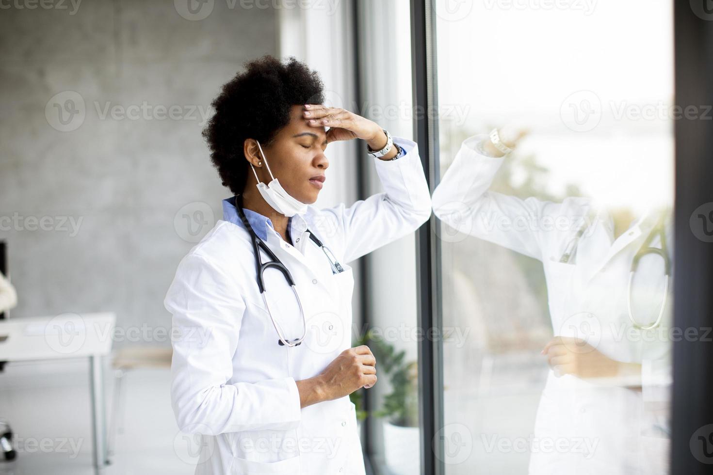doctor frustrado mirando por la ventana foto