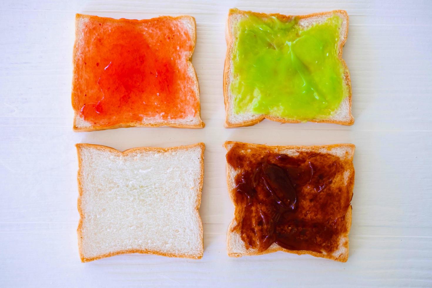 tostadas de pan con mermelada sobre un fondo blanco. foto