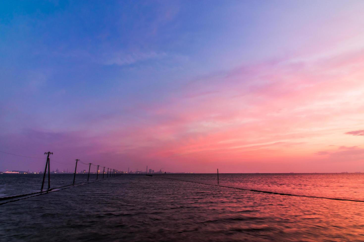 bahía de tokio con hermoso cielo al atardecer foto