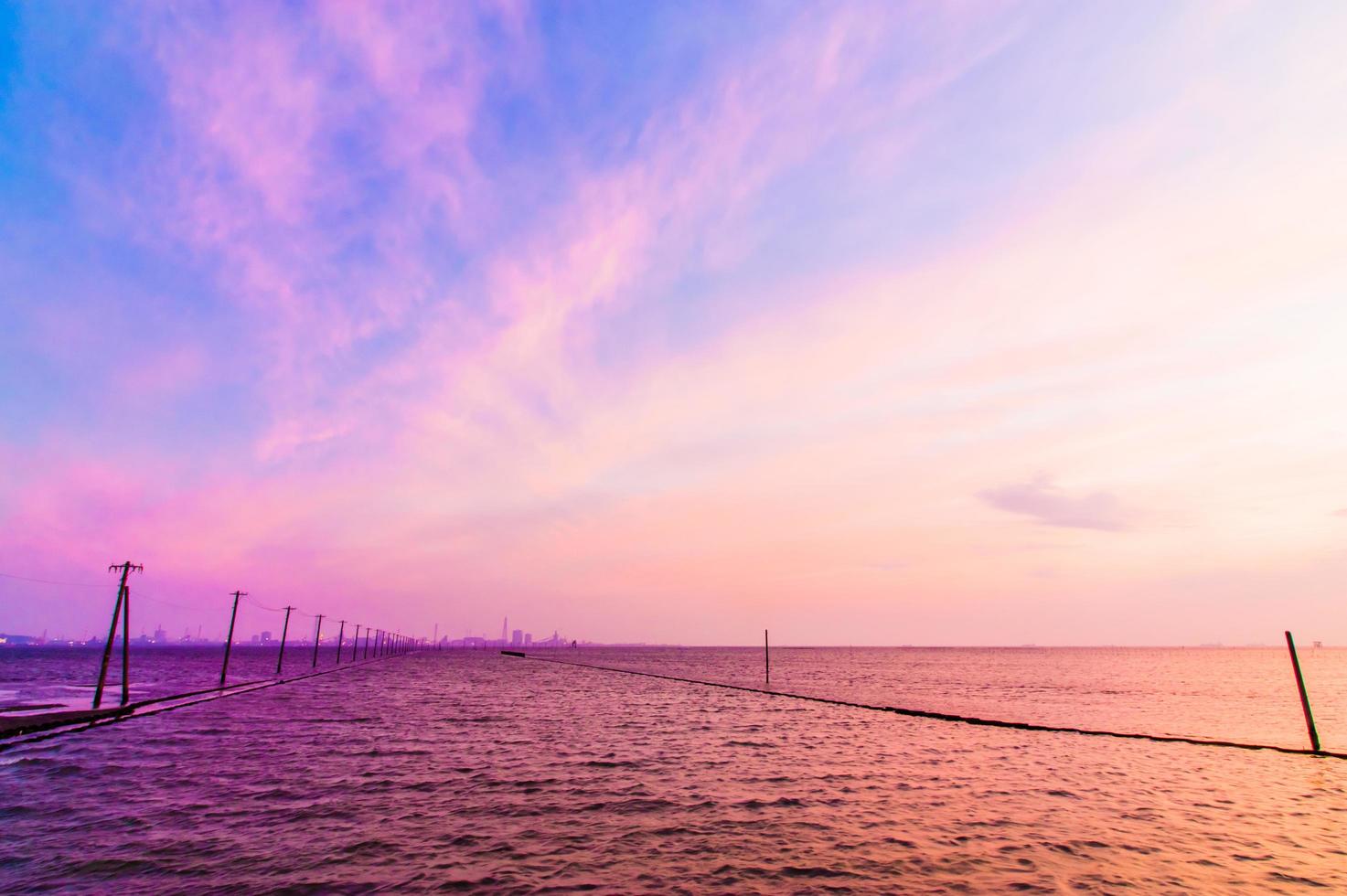 bahía de tokio con hermoso cielo al atardecer foto