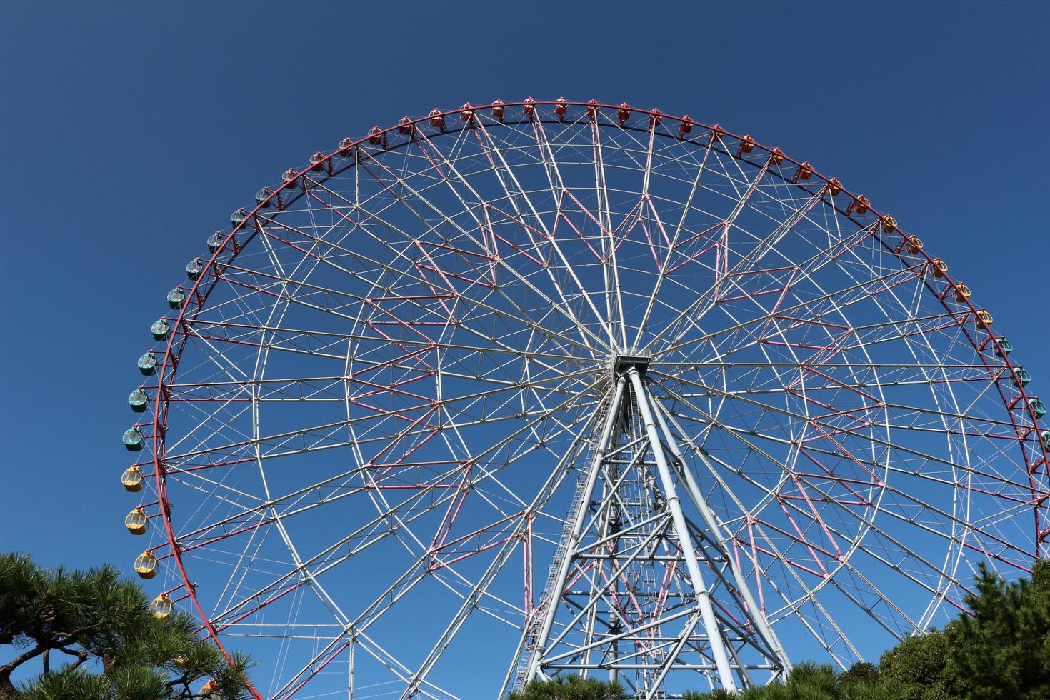 noria con cielo azul en el parque de atracciones foto