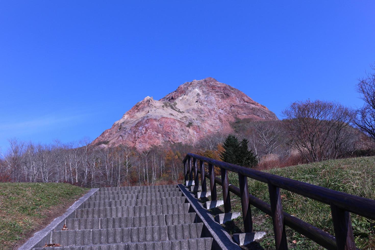 en el monte showa shinzan volcán activo con cielo azul en hokkaido foto