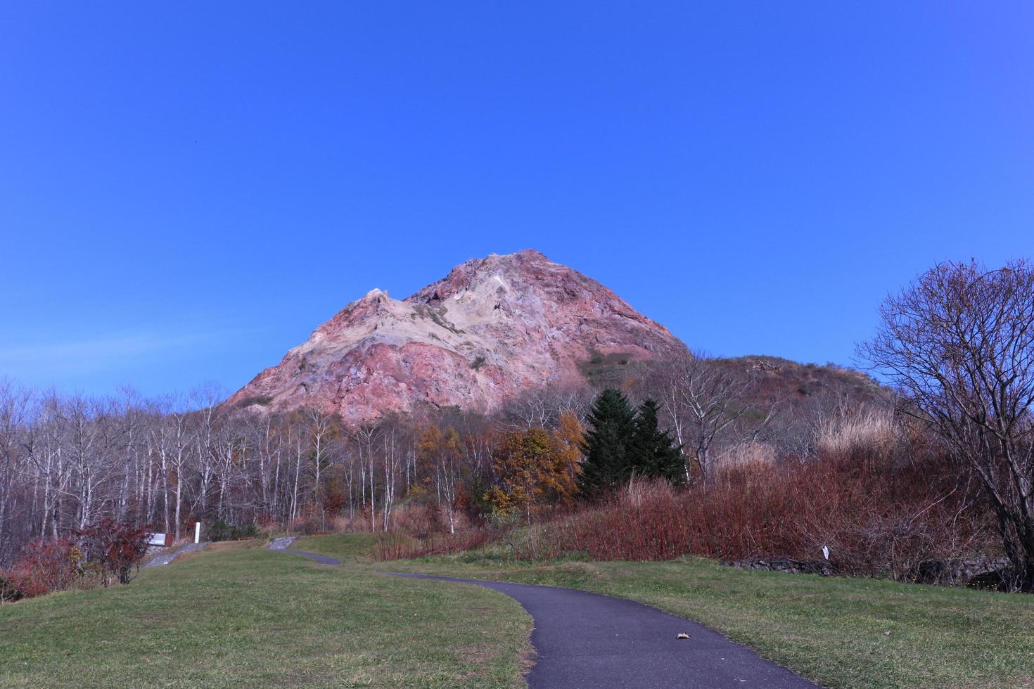 en el monte showa shinzan volcán activo con cielo azul en hokkaido foto