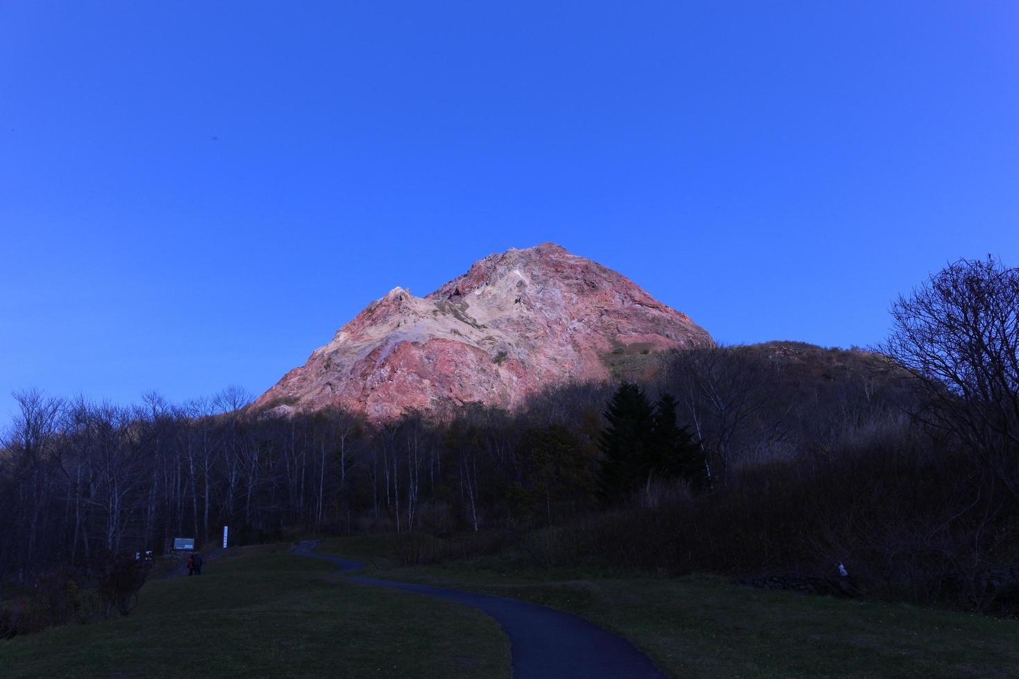 en el monte showa shinzan volcán activo con cielo azul en hokkaido foto