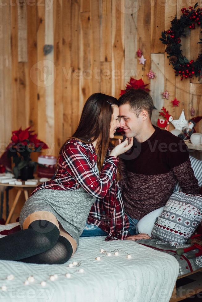 chico y chica celebran el año nuevo juntos y se dan regalos foto