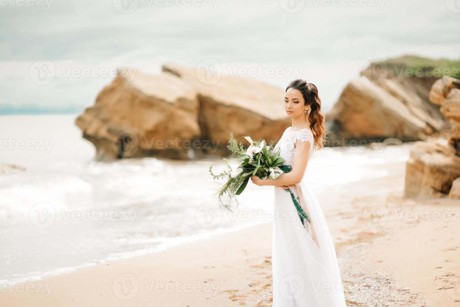 joven novia en una playa de arena foto