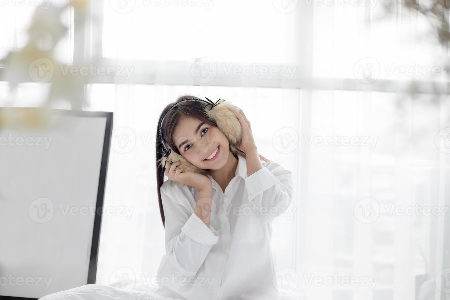 mujer asiática, llevando, borroso, orejeras foto