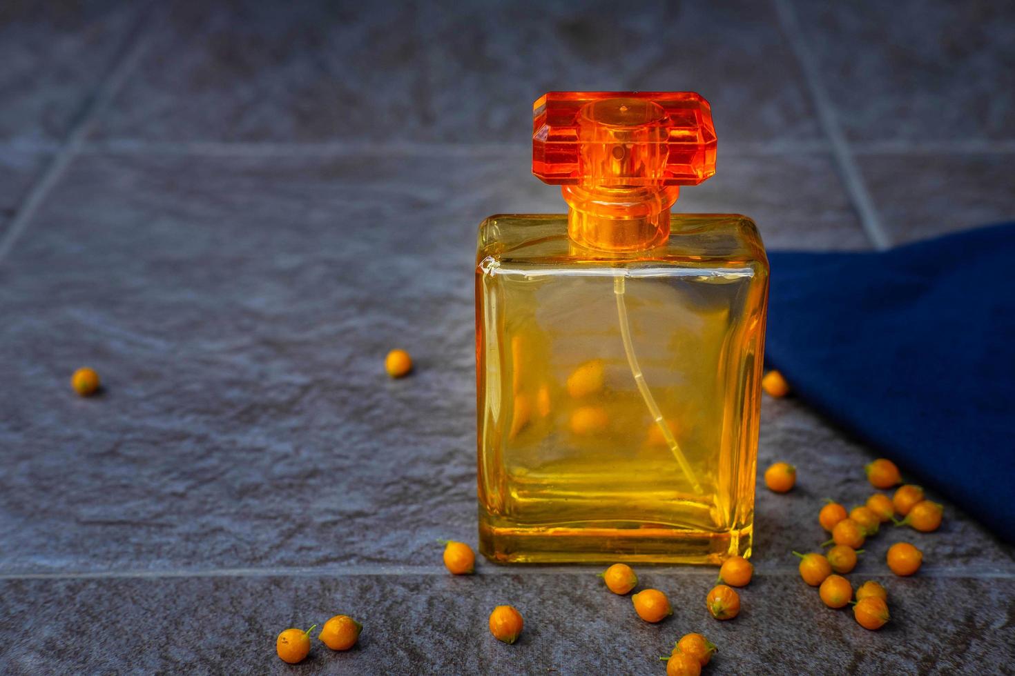 perfume dorado y frasco de perfume. foto