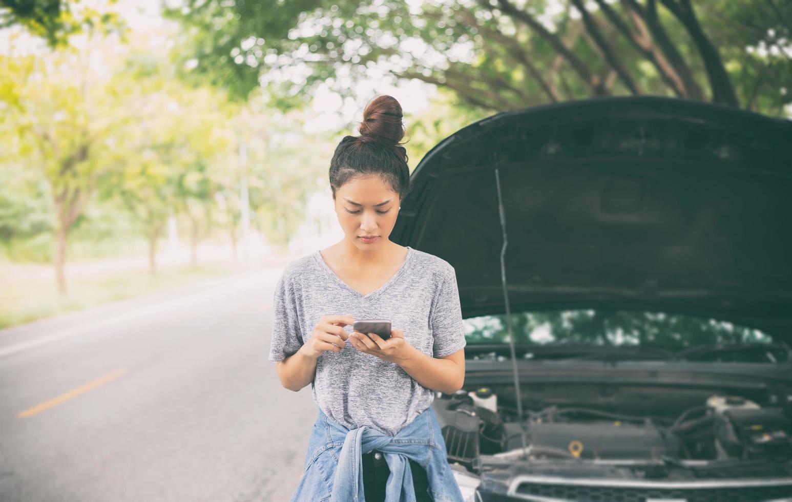 mujer con problemas de coche pidiendo ayuda foto