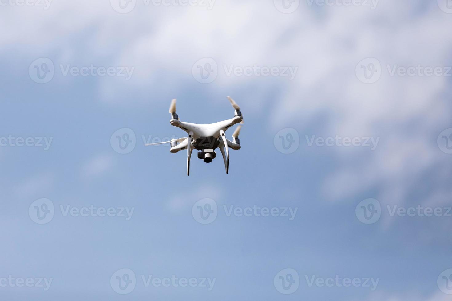 drone quadcopter en el cielo foto