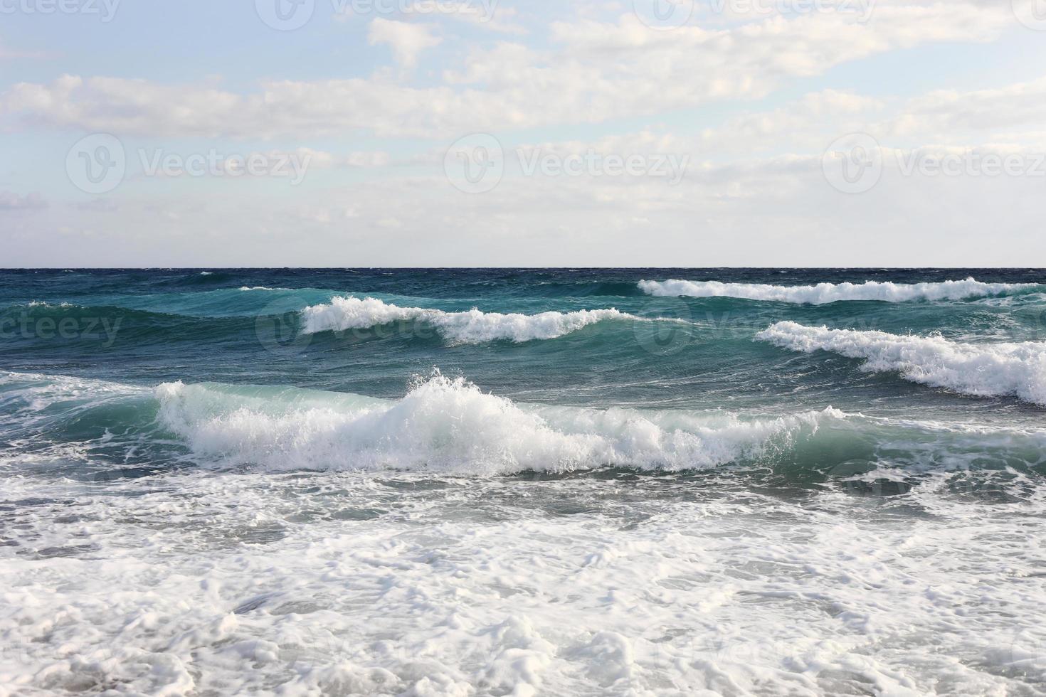 Olas del mar durante vientos fuertes y mal tiempo. foto