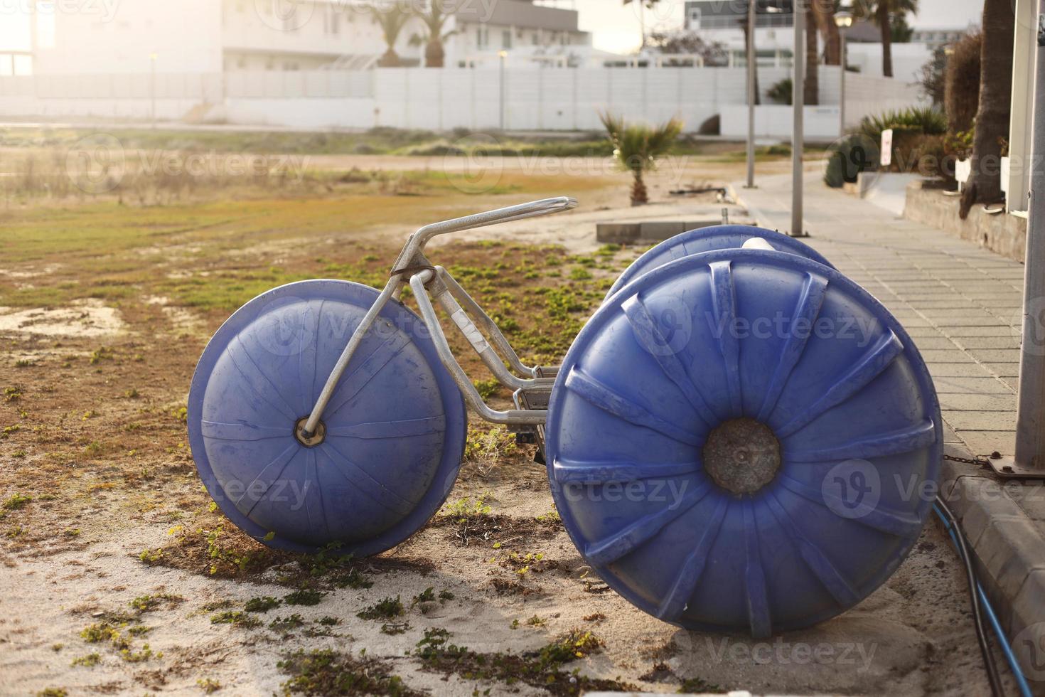 una gran exhibición de bicicletas caseras foto