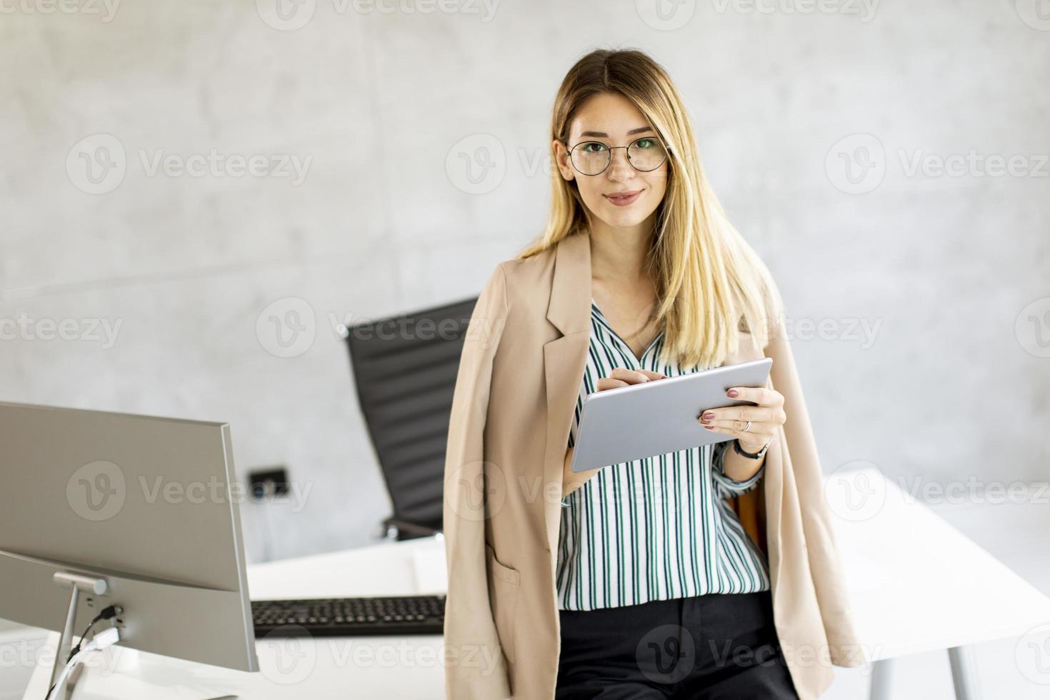 mujer de negocios, con, un, tableta foto