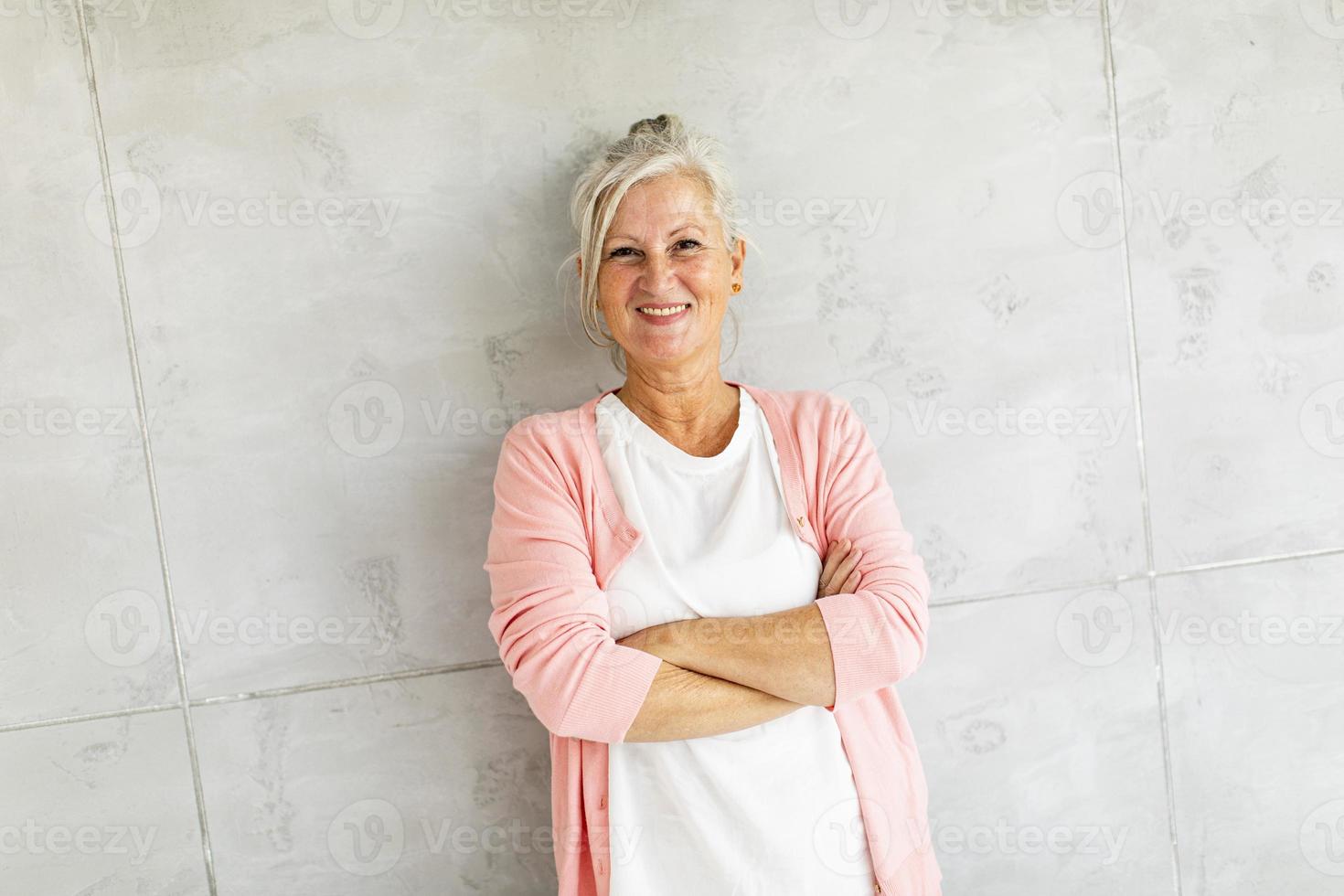 Retrato de una mujer madura contra una pared. foto