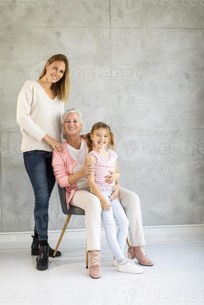 tres generaciones de mujeres foto