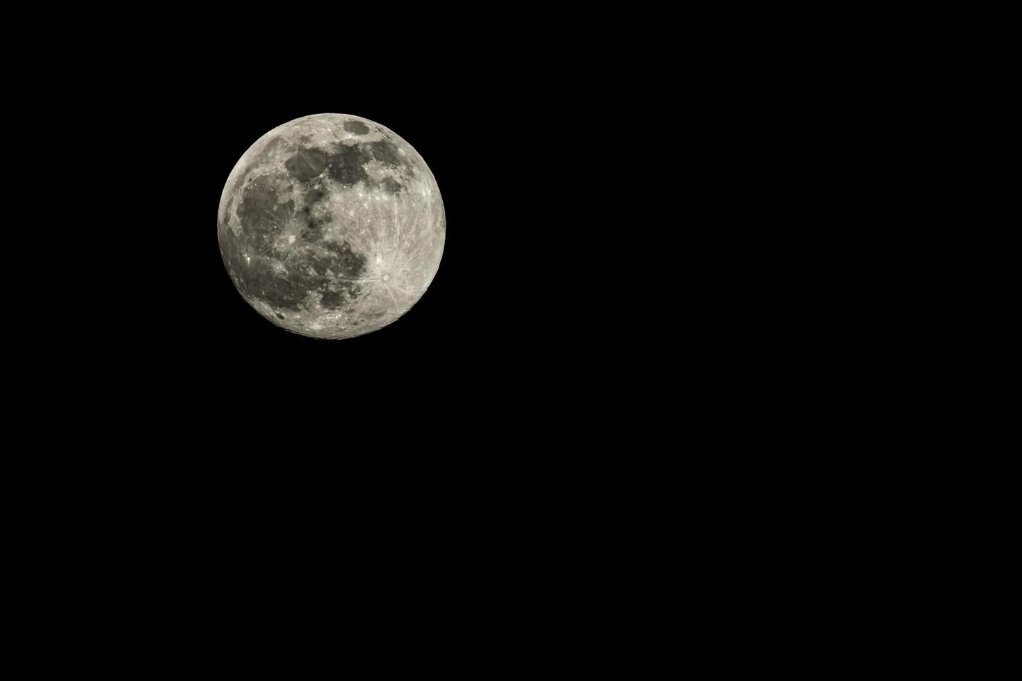 luna llena en el cielo nocturno foto