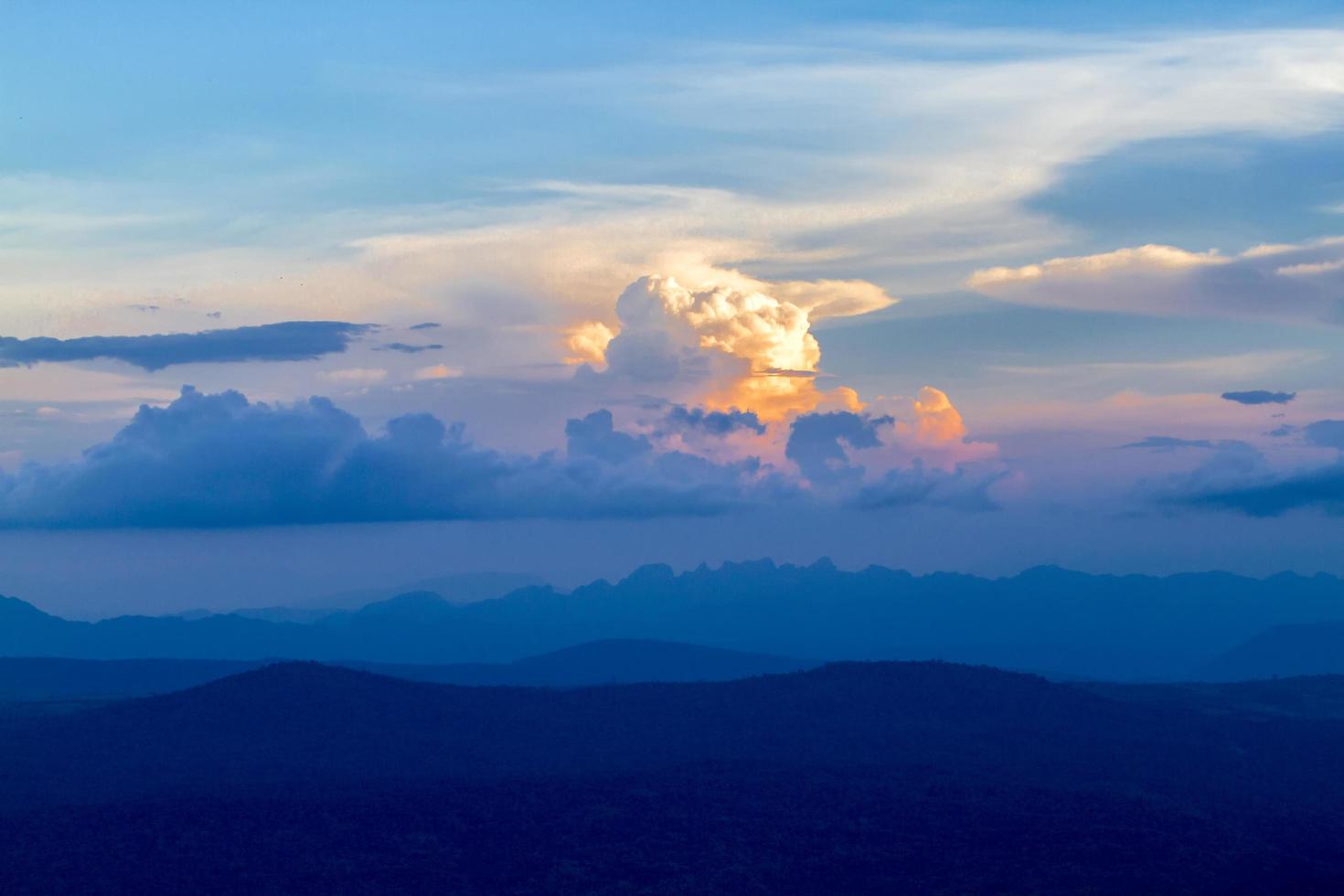 hermoso cielo al atardecer foto