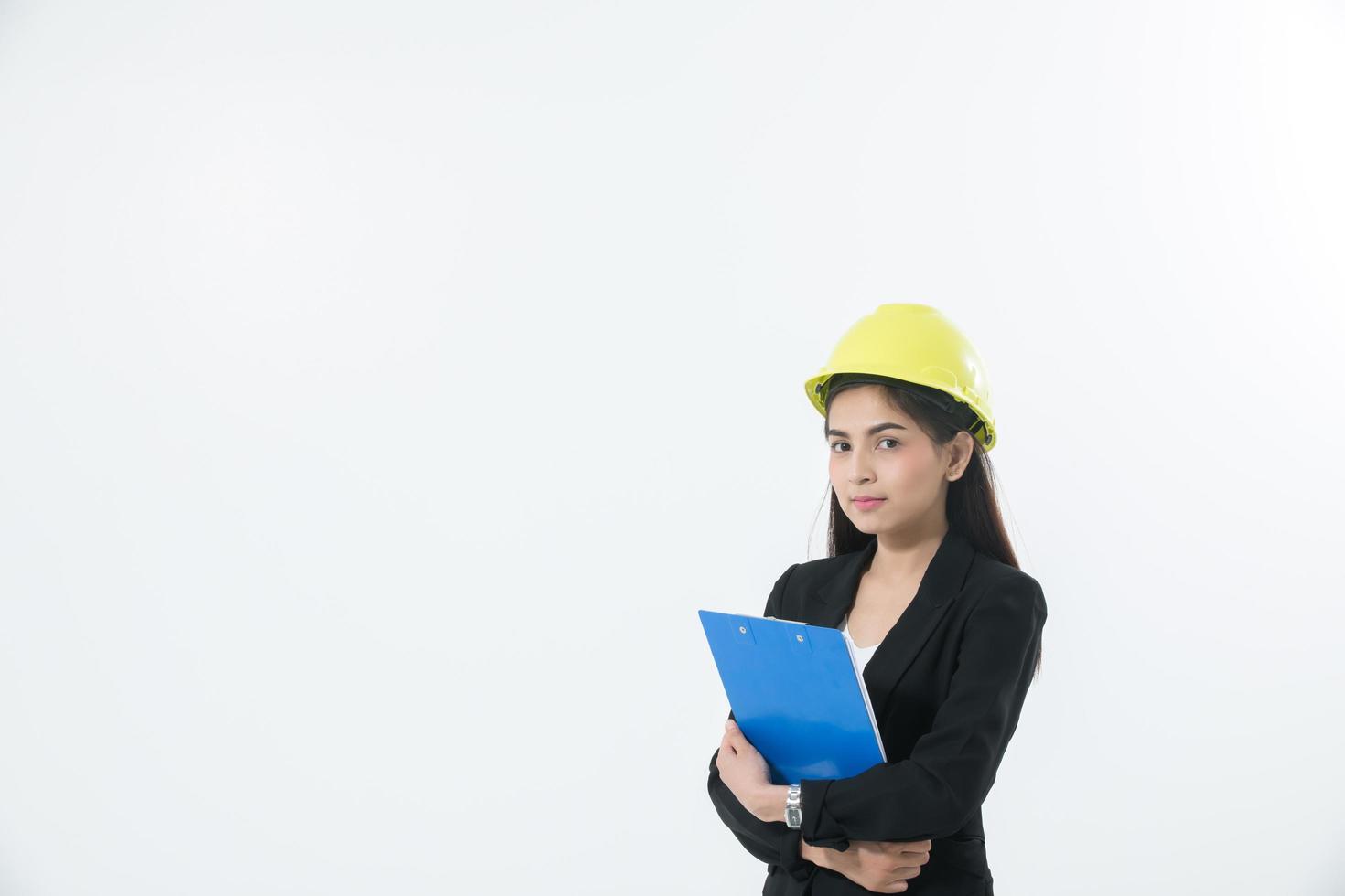 mujer asiática, llevando, sombrero duro, blanco, plano de fondo foto