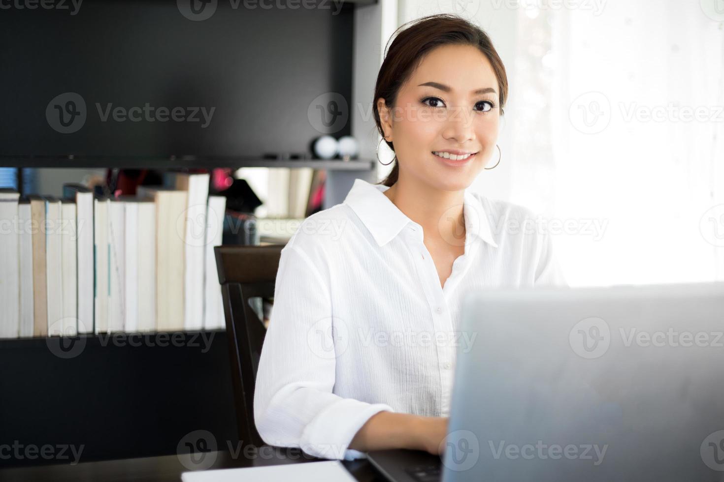 mujer de negocios asiática que trabaja en la oficina foto