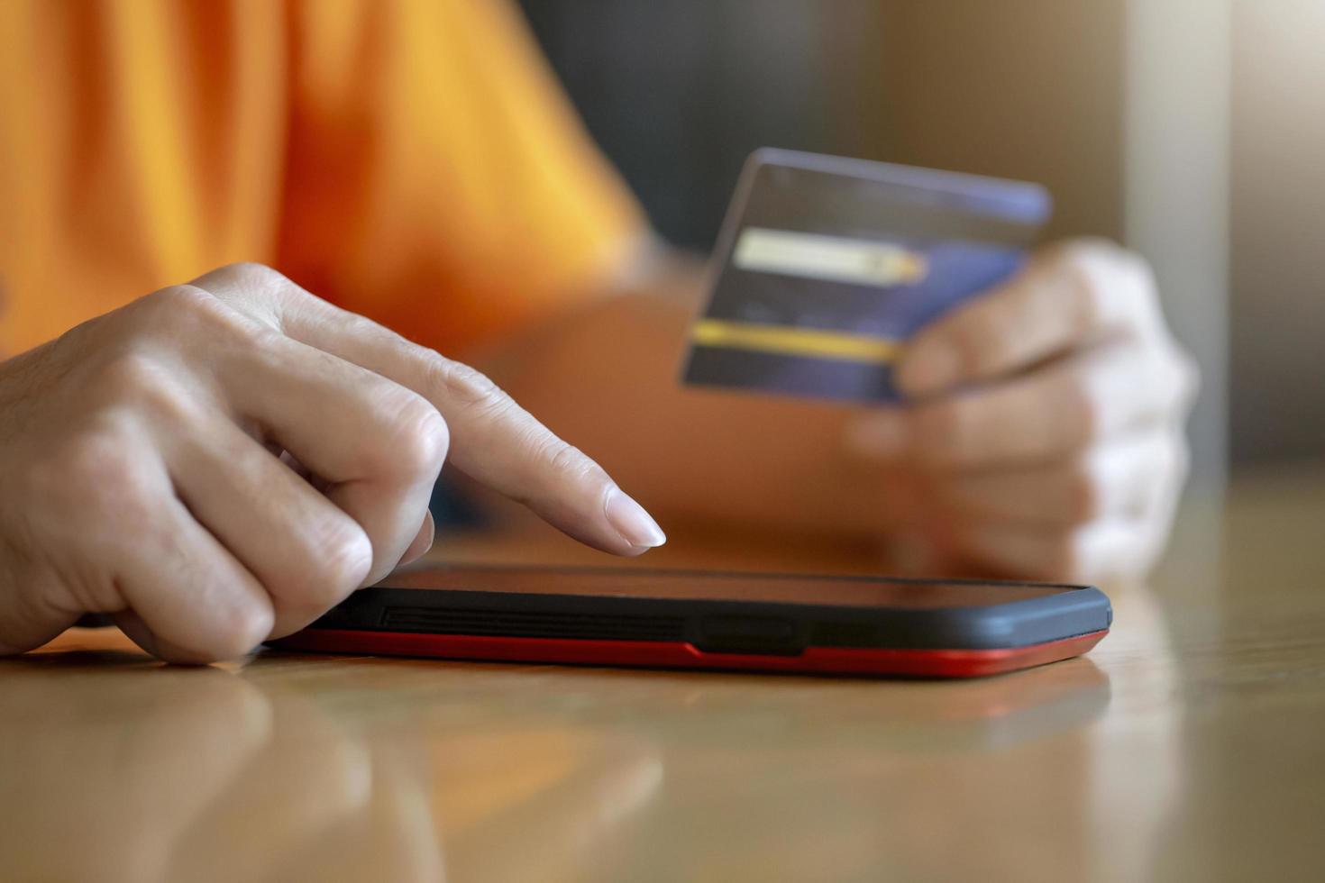 compras en línea pago con tarjeta de crédito hombre usando el concepto de aplicación y comercio electrónico de negocios de teléfonos inteligentes móviles foto