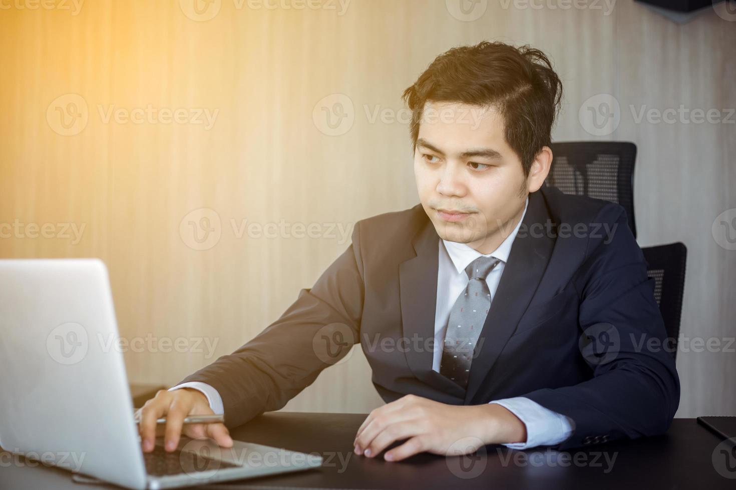 hombre de negocios trabajando en la computadora portátil foto