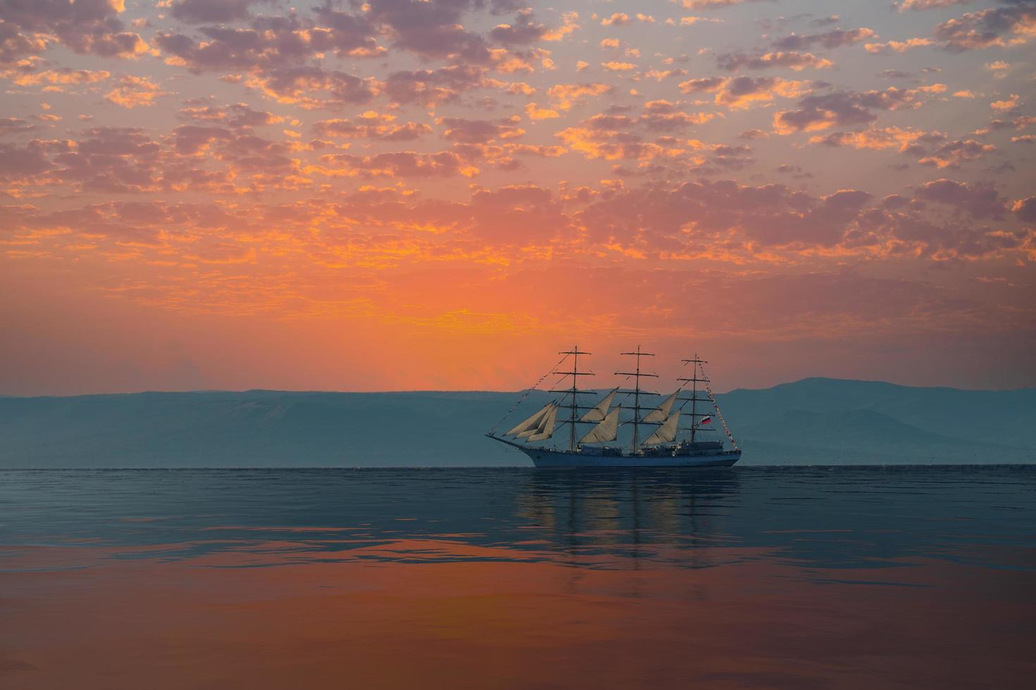 Velero blanco vintage en el fondo del paisaje marino foto