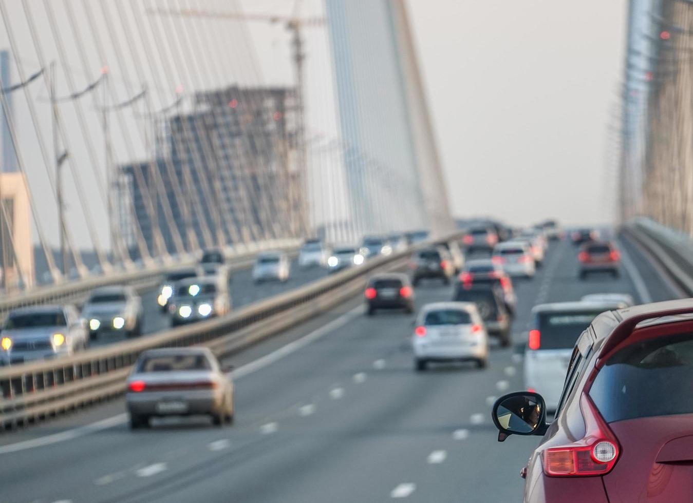 tráfico en el puente dorado vladivostok foto