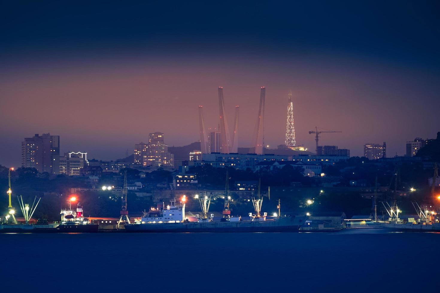 paisaje urbano con vistas a la ciudad de noche. foto