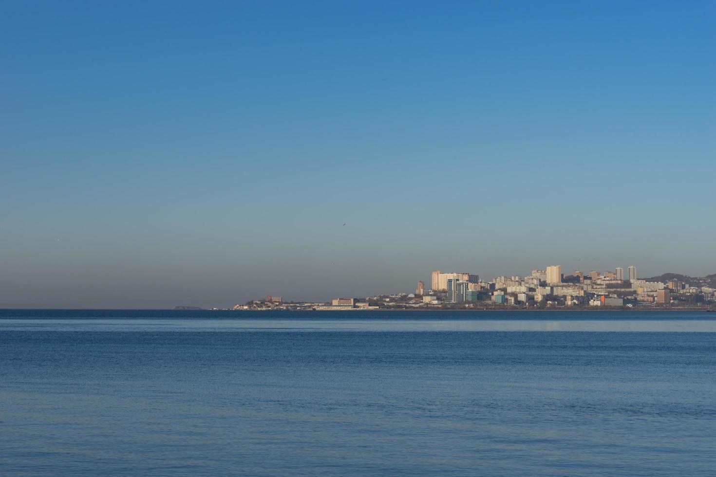 paisaje marino con vistas a la costa y la arquitectura de la ciudad foto