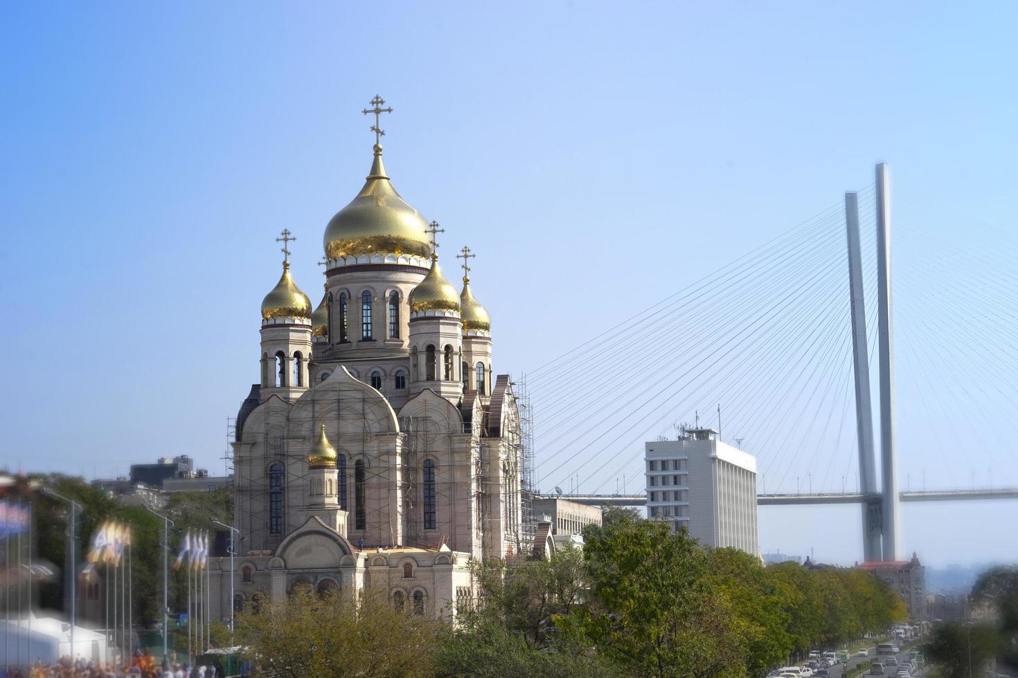 paisaje urbano con vistas al edificio del templo en construcción foto