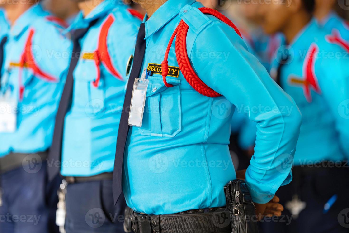 guardia de seguridad está parado en la fila foto