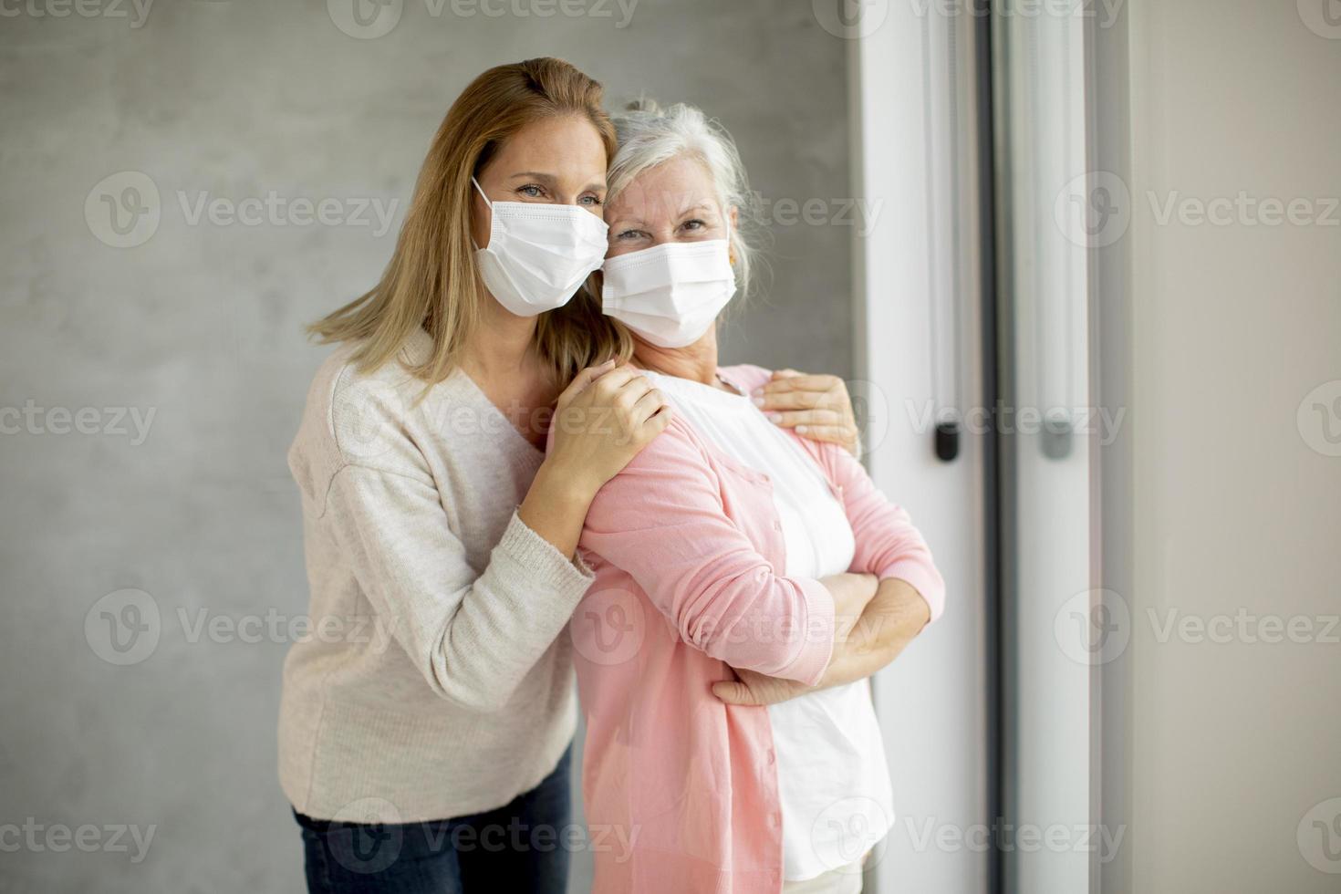 madre e hija maduras enmascaradas foto