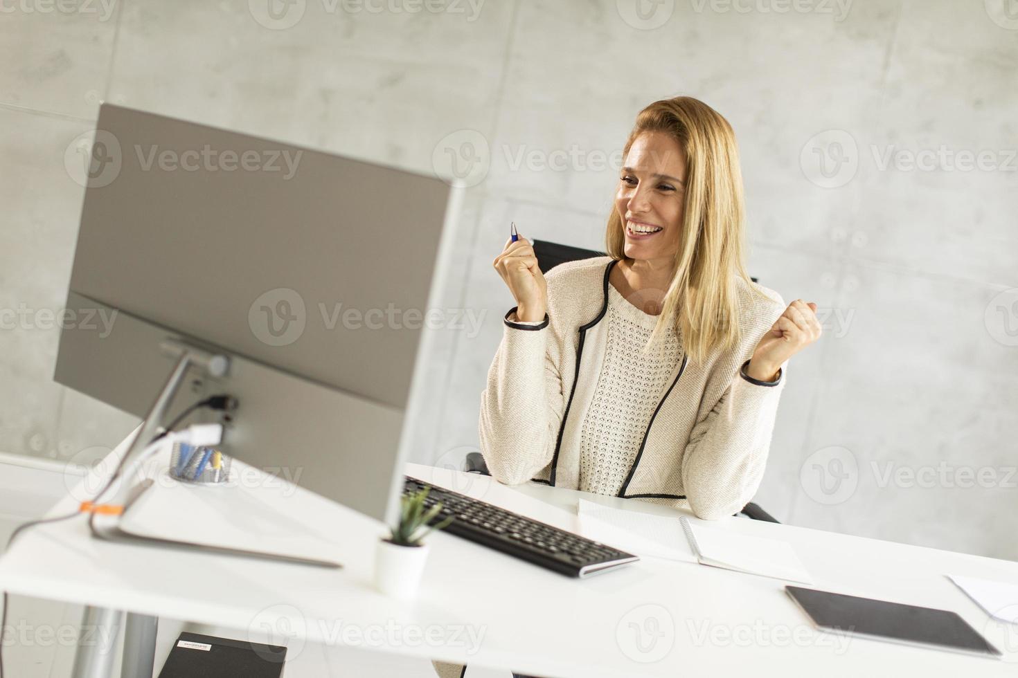 mujer de negocios emocionada en el trabajo foto