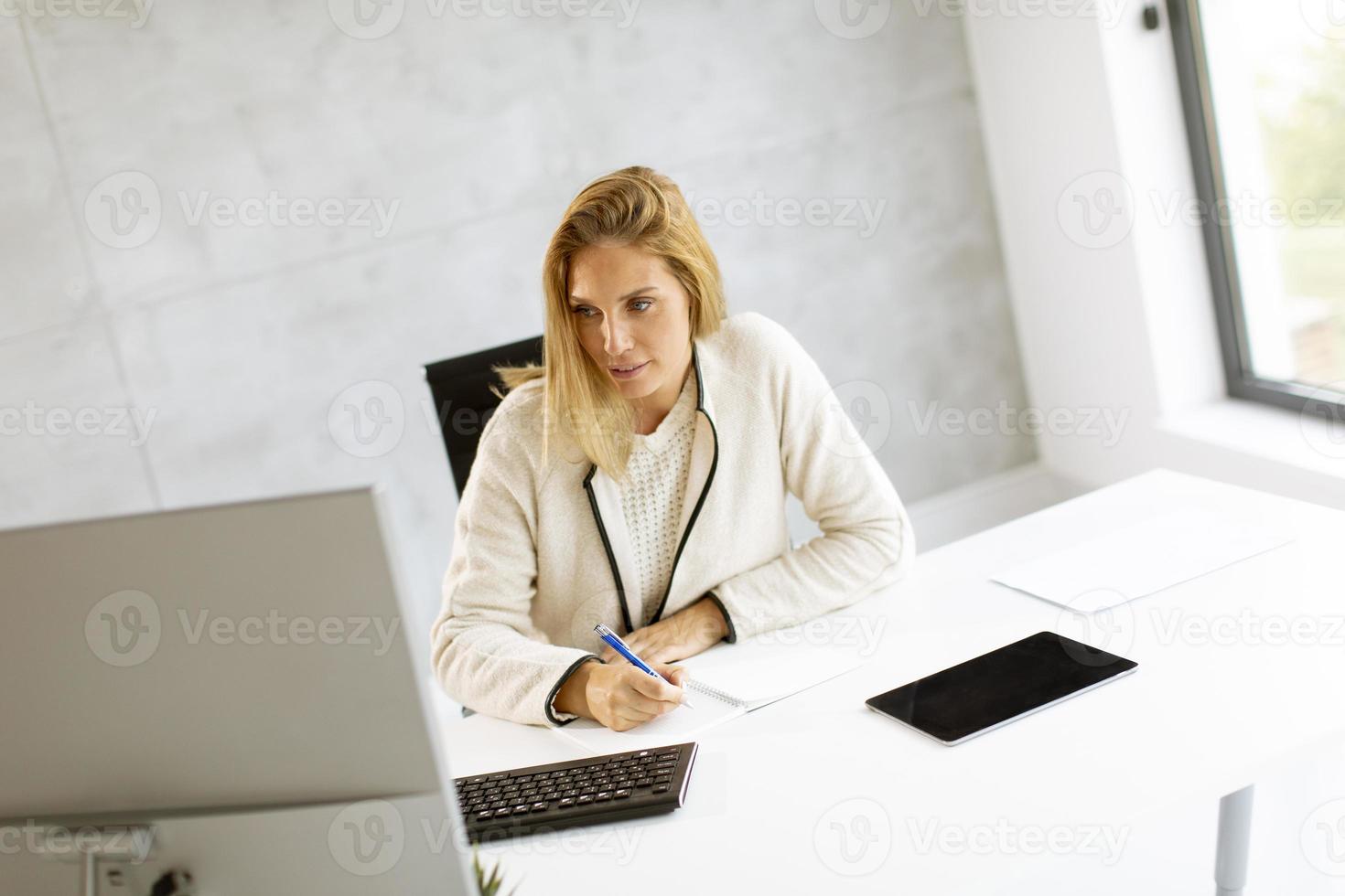 mujer de negocios, anotando notas foto